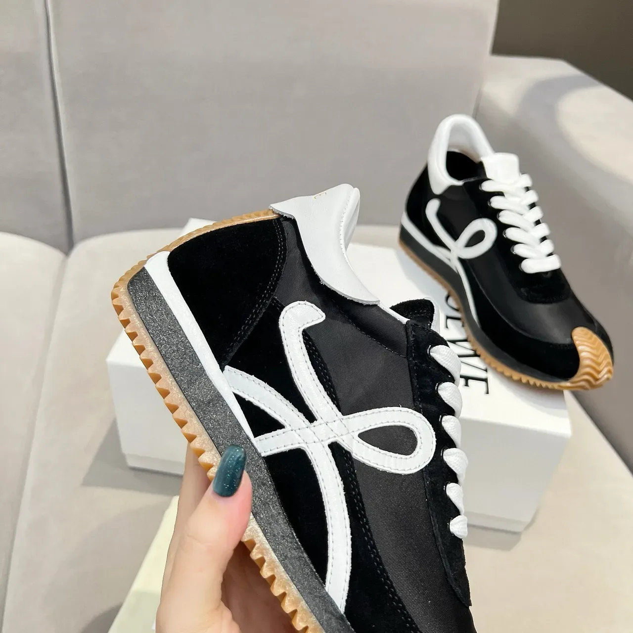 Loewe Flow Runner 黑白口香糖生活方式运动鞋 5