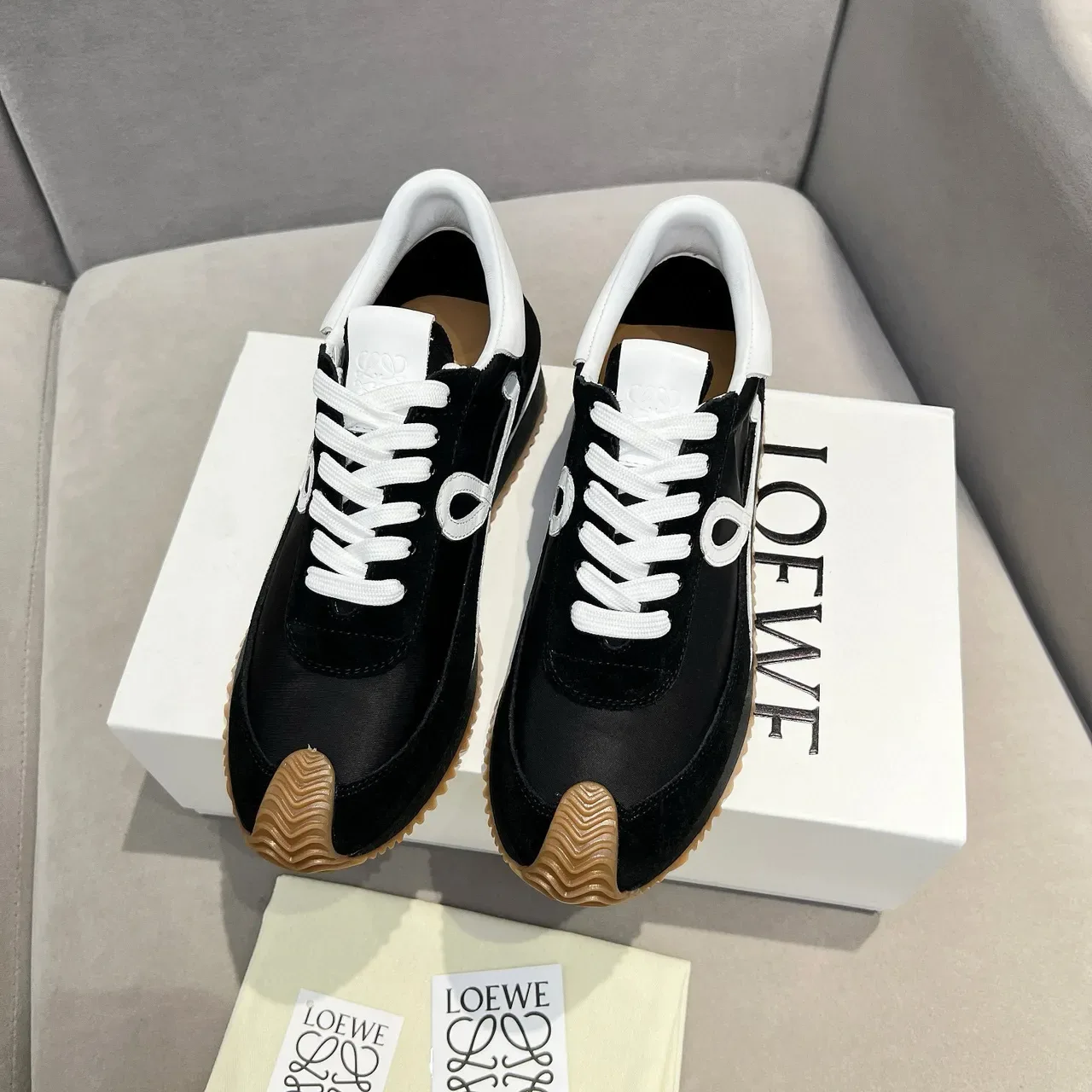Loewe Flow Runner 黑白口香糖生活方式运动鞋 6