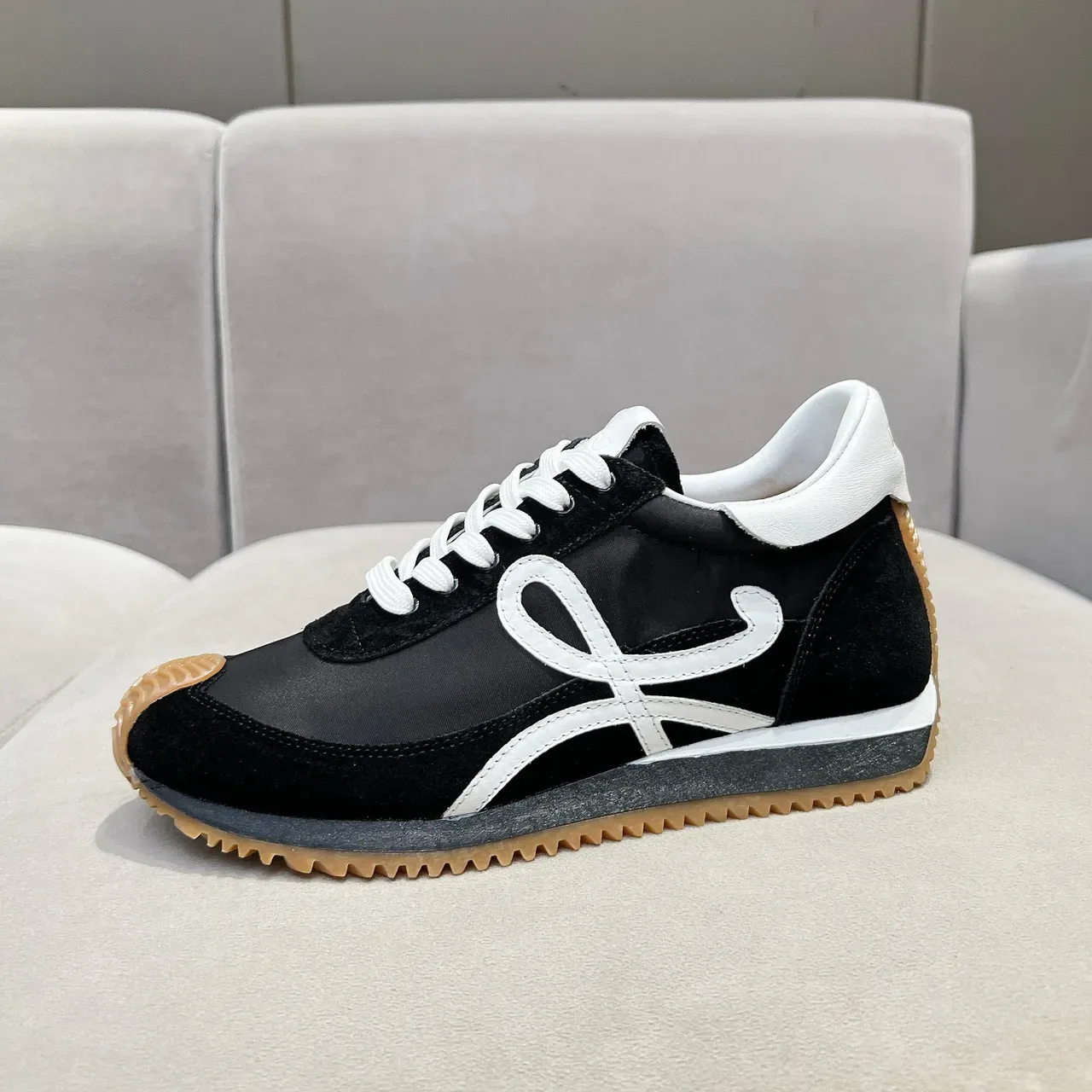 Loewe Flow Runner 黑白口香糖生活方式运动鞋 7