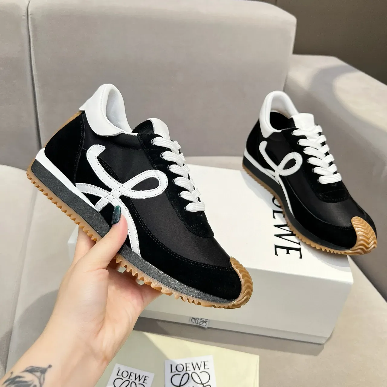 Loewe Flow Runner 黑白口香糖生活方式运动鞋 8