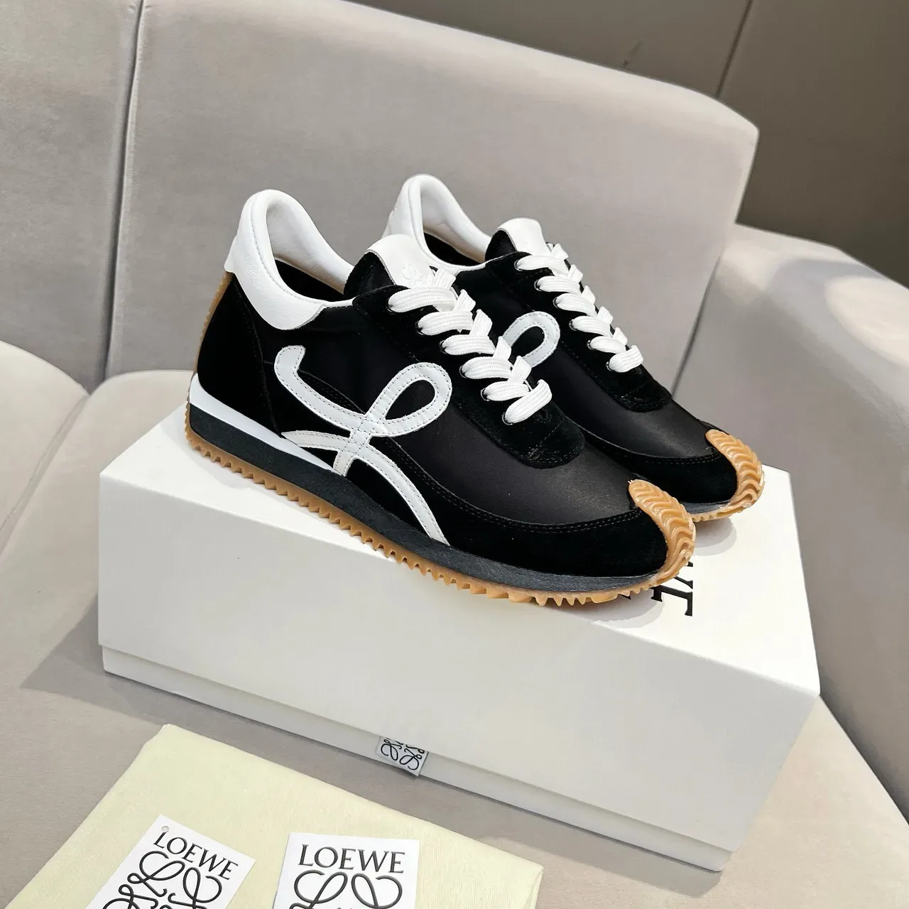Loewe Flow Runner 黑白口香糖生活方式运动鞋 9