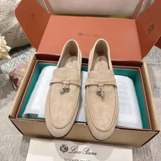 Loro Piana Summer Walk বেইজ সুয়েড টাসেল-টাই লুফার