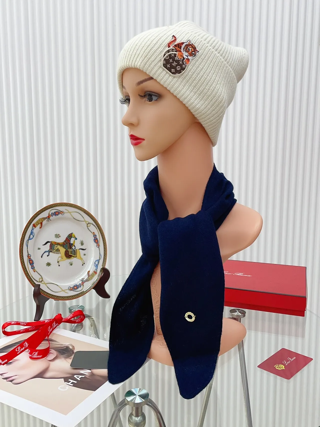 Louis Vuitton बेज नेवी रिब्ड निट एम्ब्रॉइडर टाइगर पैच बीनि 9