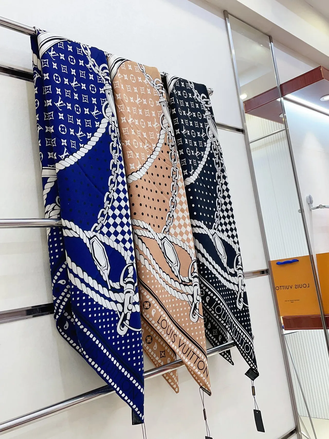 Louis Vuitton काला और सफेद ग्राफिक प्रिंट रेशम स्कार्फ 3