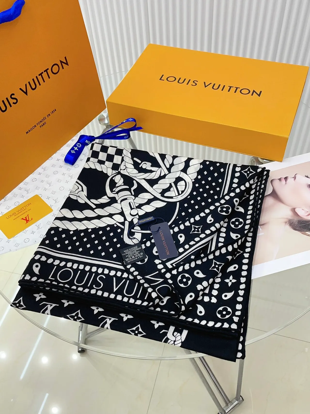 Louis Vuitton काला और सफेद ग्राफिक प्रिंट रेशम स्कार्फ 4