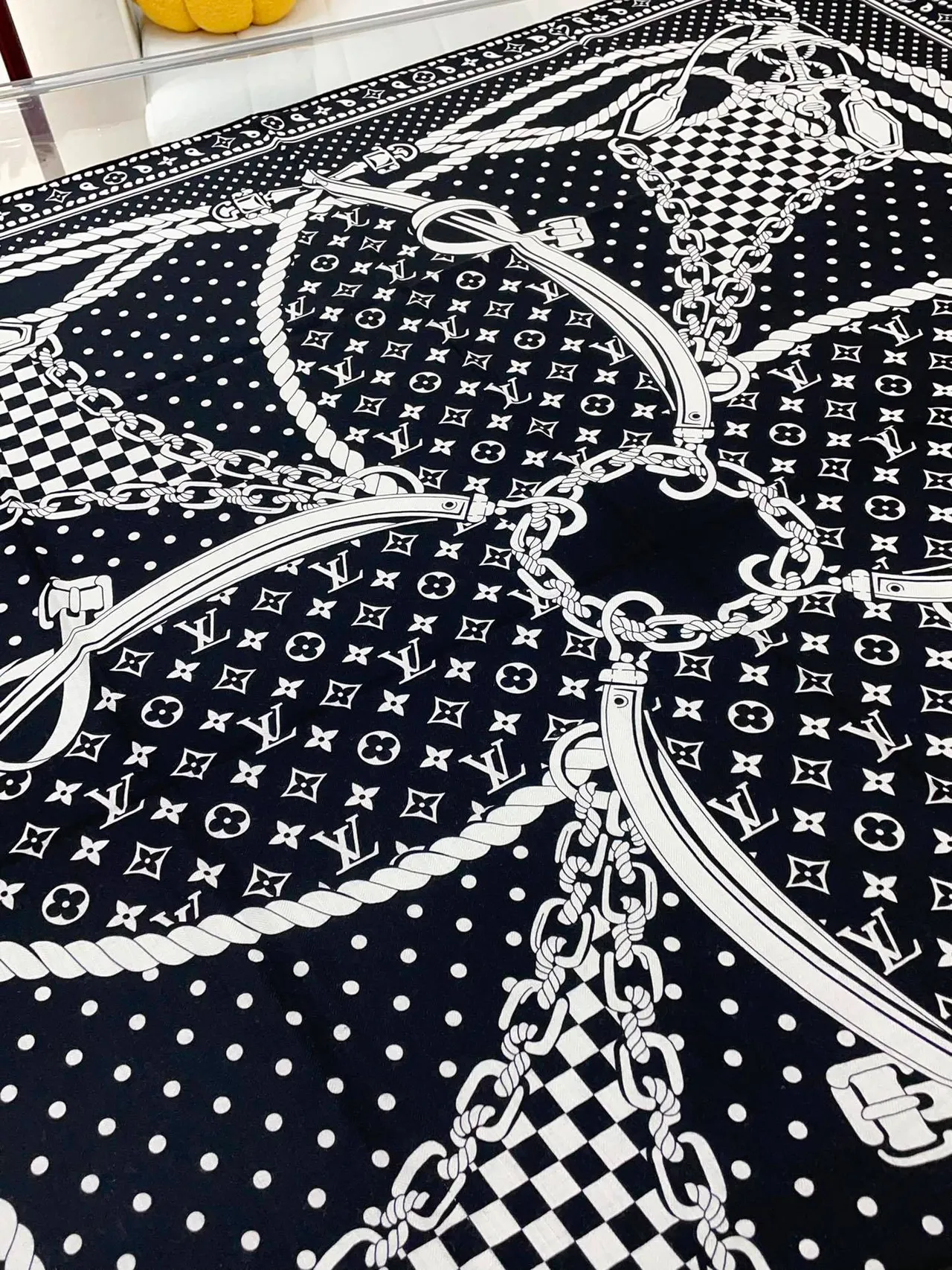 Louis Vuitton काला और सफेद ग्राफिक प्रिंट रेशम स्कार्फ 8