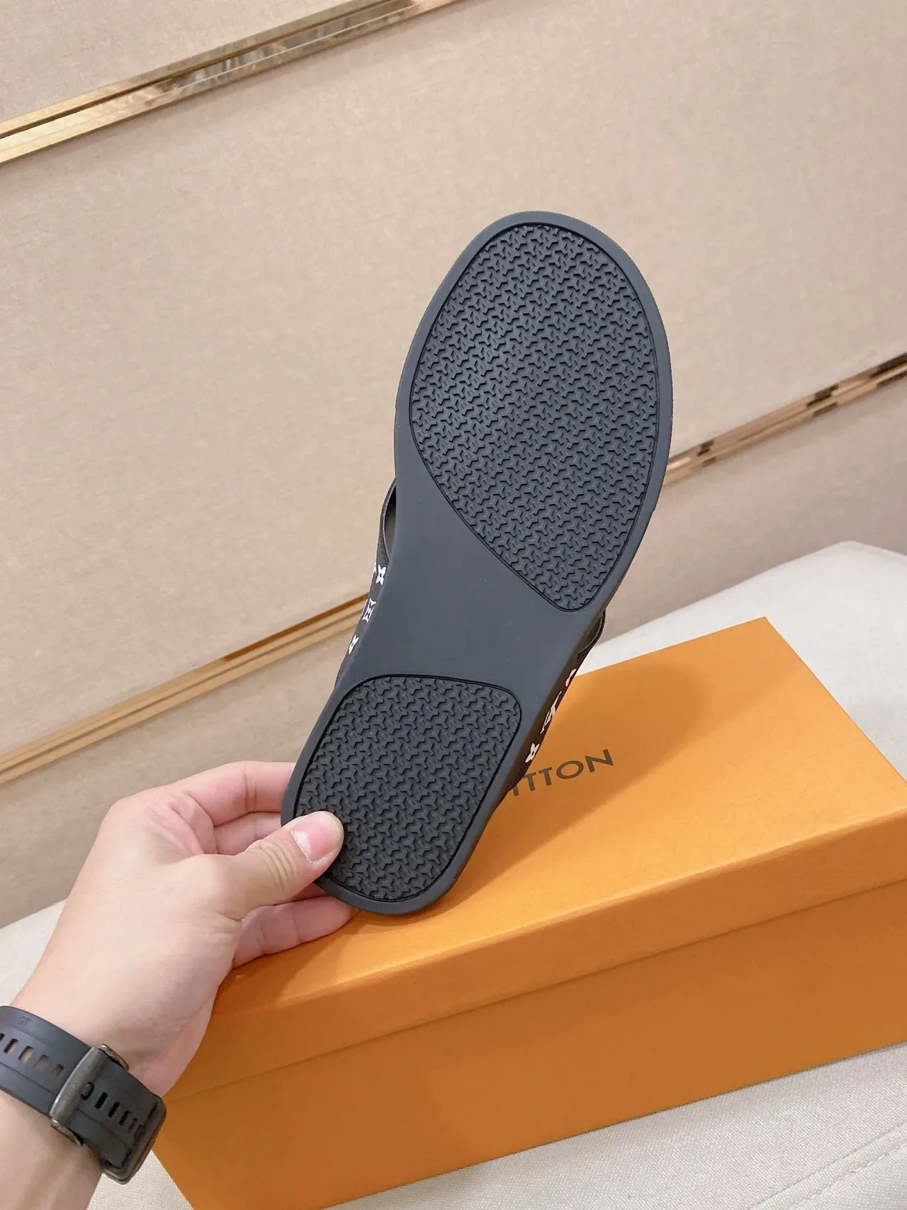 Louis Vuitton Zapatillas Negro Marrón Correa Monogramada Logo LV Embossado 2