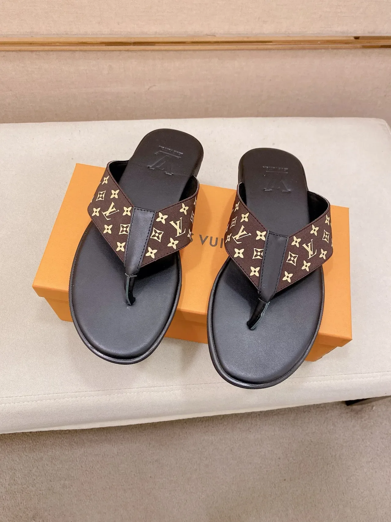 Louis Vuitton Zapatillas Negro Marrón Correa Monogramada Logo LV Embossado 3