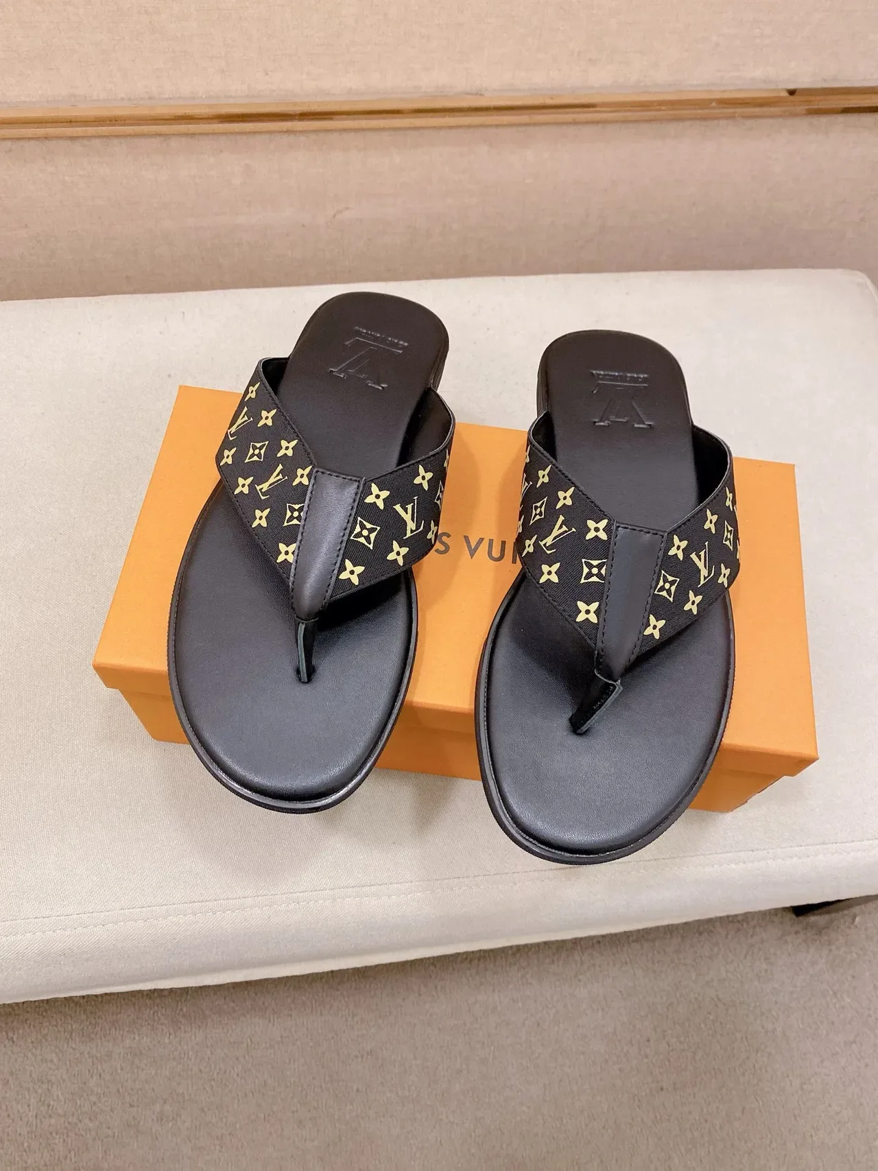 Louis Vuitton Zapatillas Negro Marrón Correa Monogramada Logo LV Embossado 4