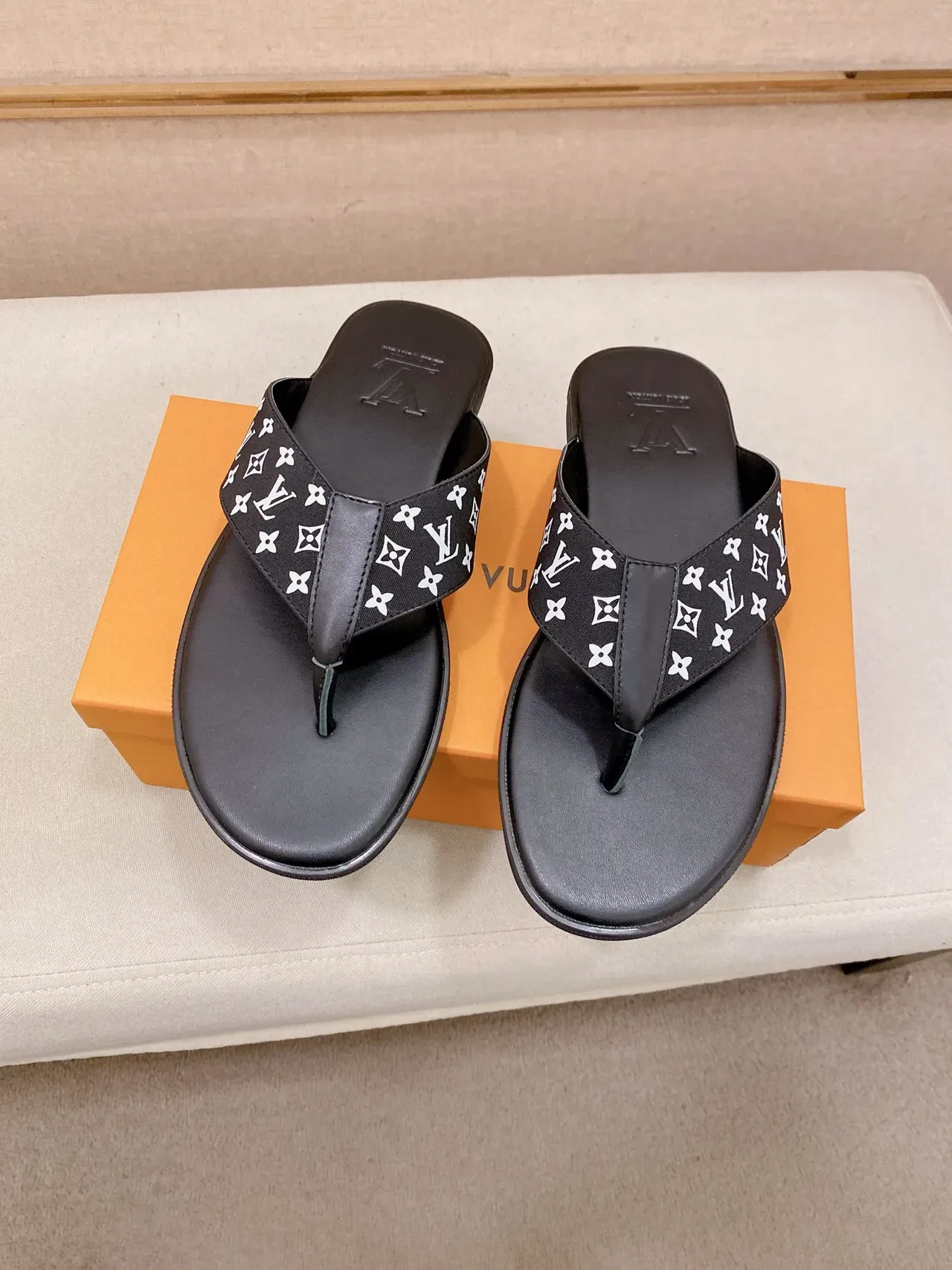 Louis Vuitton Zapatillas Negro Marrón Correa Monogramada Logo LV Embossado 5