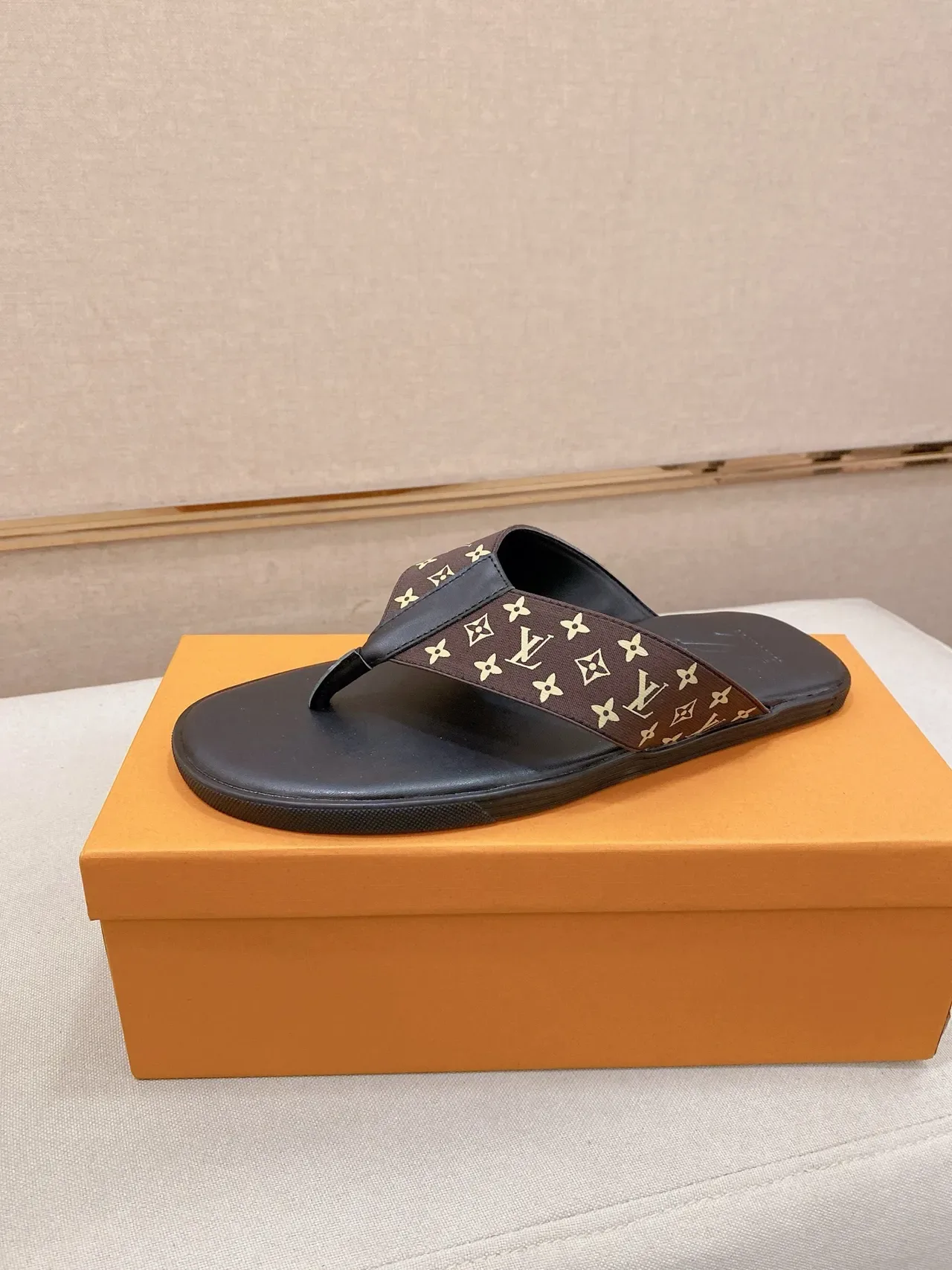 Louis Vuitton Zapatillas Negro Marrón Correa Monogramada Logo LV Embossado 6