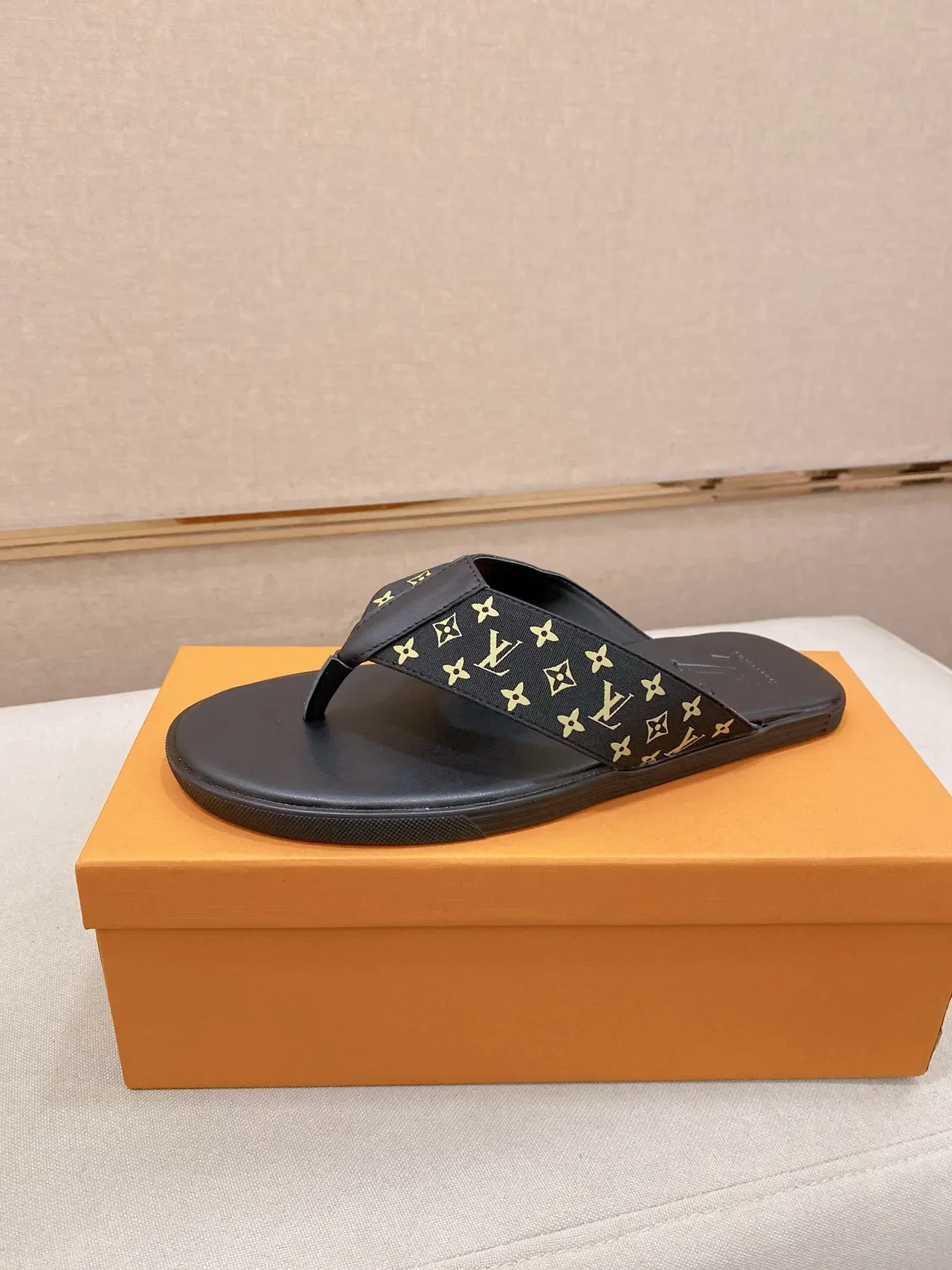 Louis Vuitton Zapatillas Negro Marrón Correa Monogramada Logo LV Embossado 7