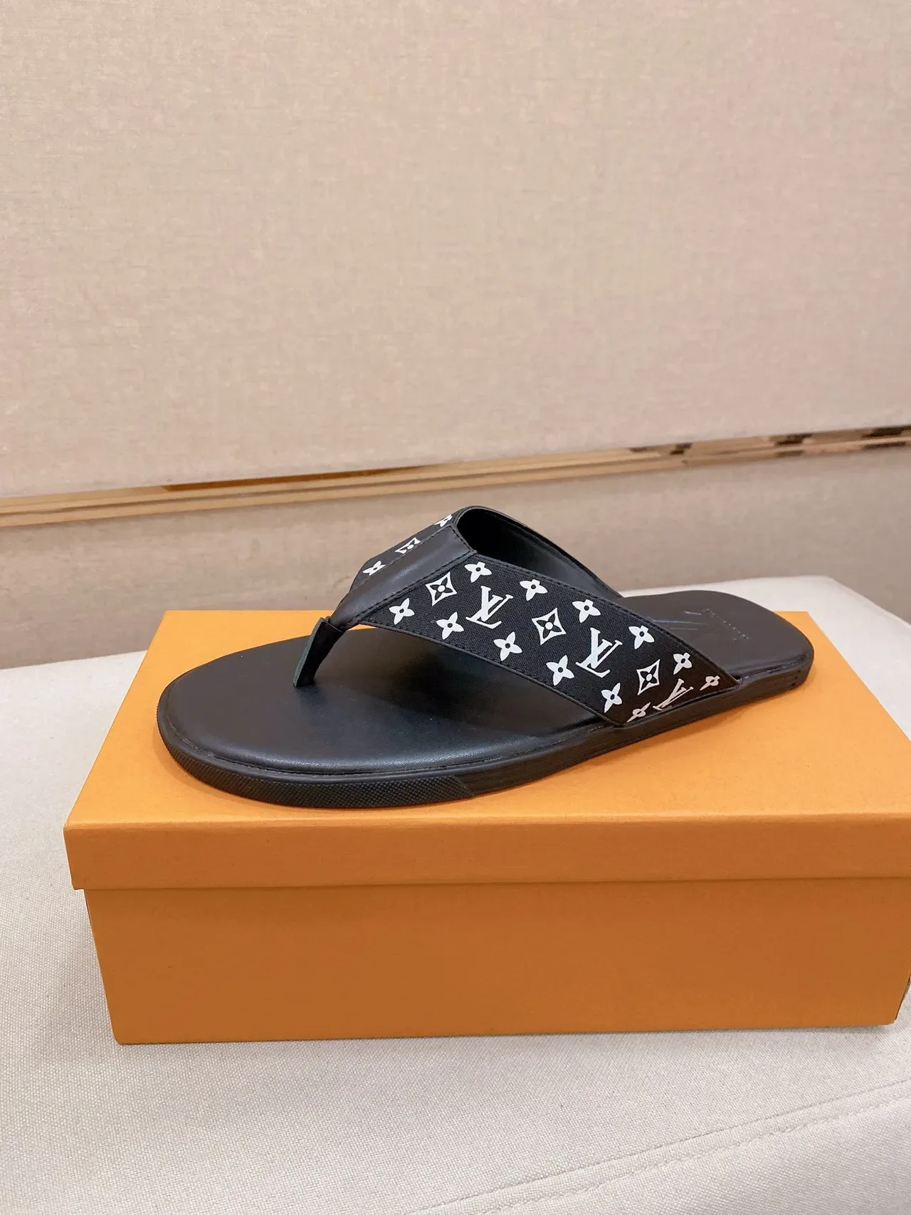 Louis Vuitton Zapatillas Negro Marrón Correa Monogramada Logo LV Embossado 8