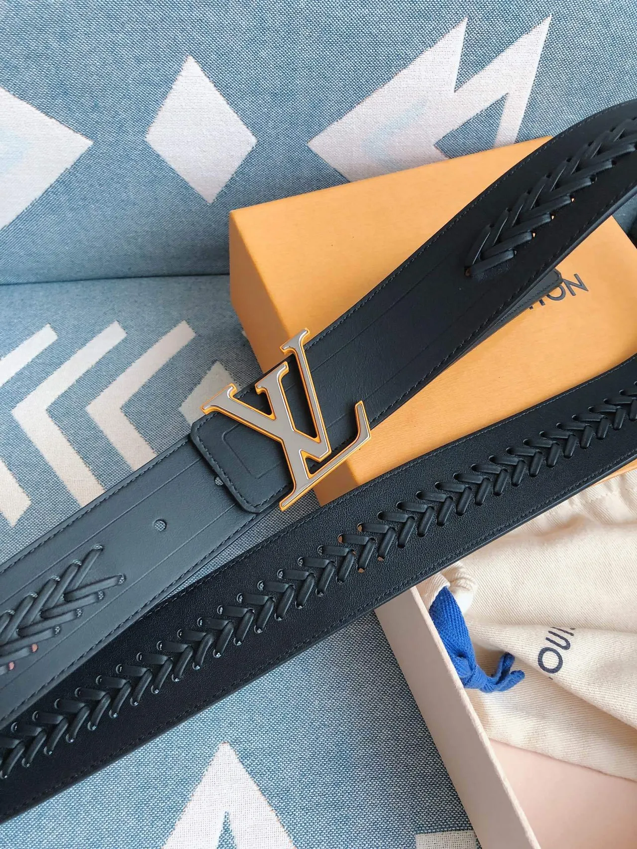 Louis Vuitton Ceinture en cuir dorée noire oversized LV Monogram boucle à tressage 3