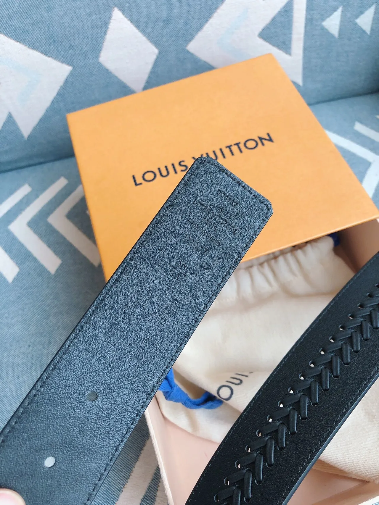 Louis Vuitton Ceinture en cuir dorée noire oversized LV Monogram boucle à tressage 4