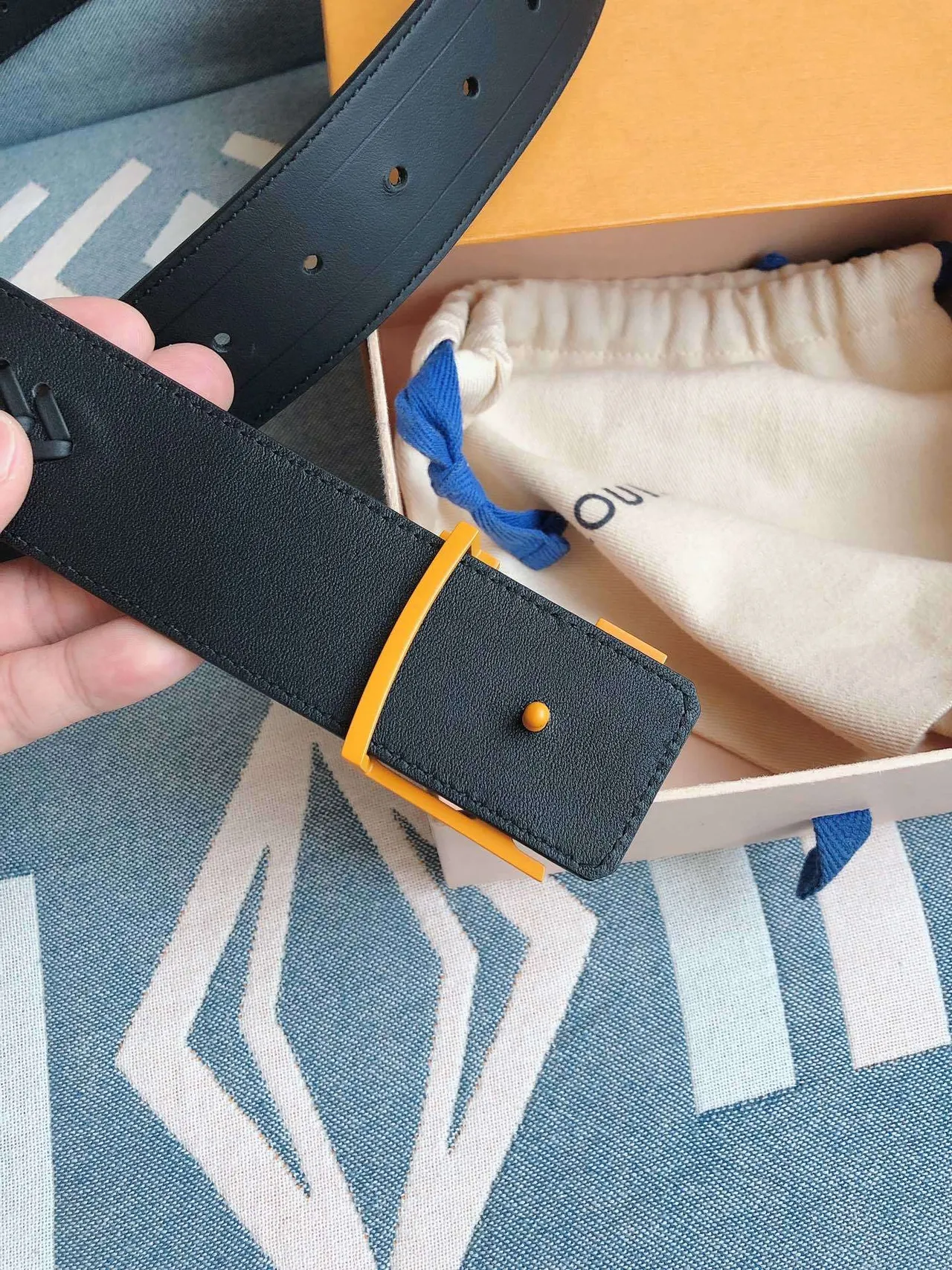 Louis Vuitton Ceinture en cuir dorée noire oversized LV Monogram boucle à tressage 6