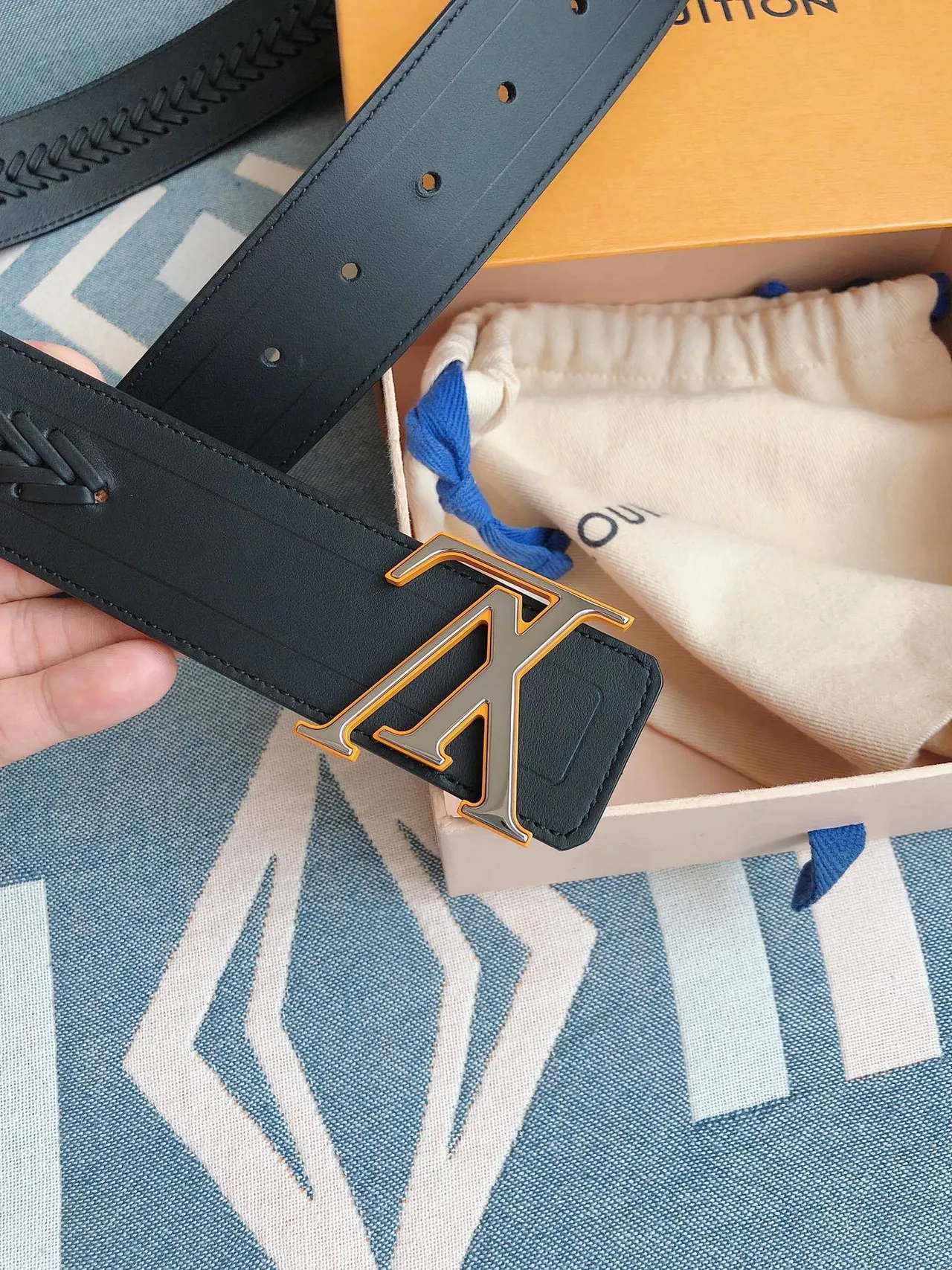 Louis Vuitton Ceinture en cuir dorée noire oversized LV Monogram boucle à tressage 7