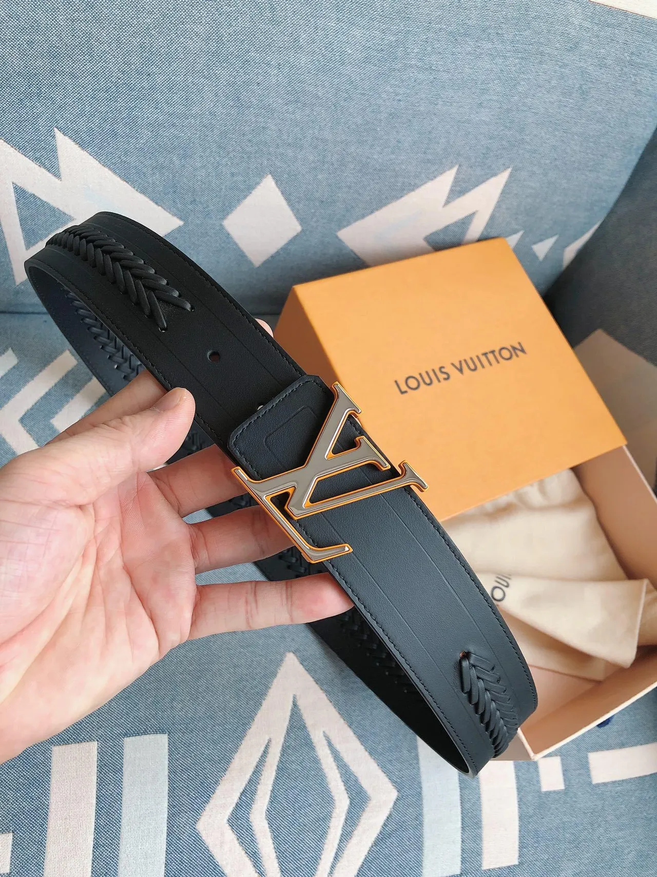 Louis Vuitton Ceinture en cuir dorée noire oversized LV Monogram boucle à tressage 8