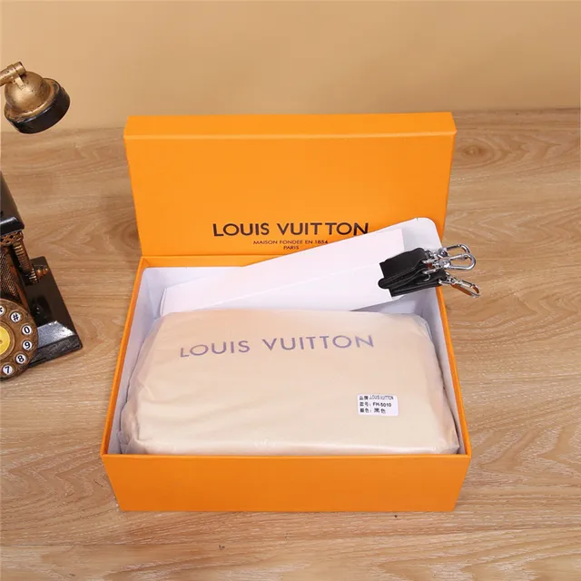 Louis Vuitton কালো সোনার কোয়াড্রিল্ড চেকারবোর্ড চামড়ার ত্রিভুজাকার LV লোগো প্লেক মেসেঞ্জার ব্যাগ 2