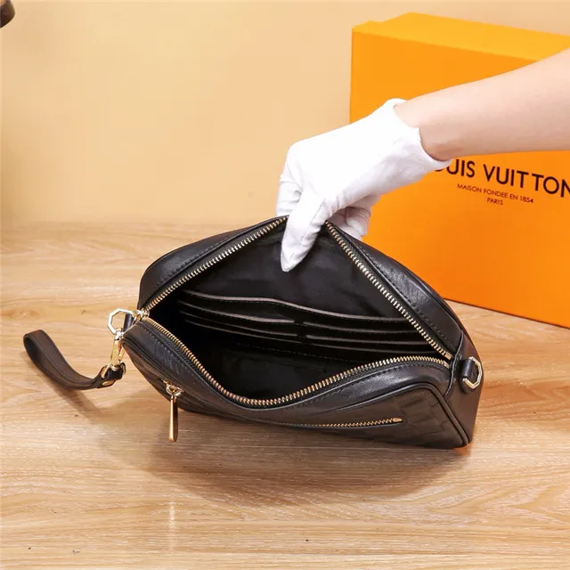 Louis Vuitton কালো সোনার কোয়াড্রিল্ড চেকারবোর্ড চামড়ার ত্রিভুজাকার LV লোগো প্লেক মেসেঞ্জার ব্যাগ 3