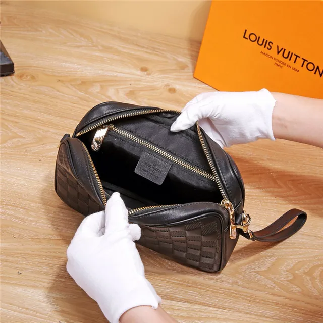 Louis Vuitton কালো সোনার কোয়াড্রিল্ড চেকারবোর্ড চামড়ার ত্রিভুজাকার LV লোগো প্লেক মেসেঞ্জার ব্যাগ 4