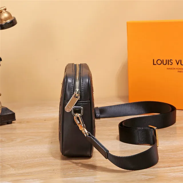 Louis Vuitton কালো সোনার কোয়াড্রিল্ড চেকারবোর্ড চামড়ার ত্রিভুজাকার LV লোগো প্লেক মেসেঞ্জার ব্যাগ 5