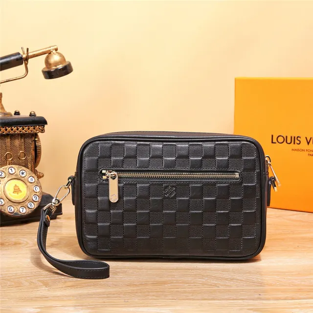 Louis Vuitton কালো সোনার কোয়াড্রিল্ড চেকারবোর্ড চামড়ার ত্রিভুজাকার LV লোগো প্লেক মেসেঞ্জার ব্যাগ 6