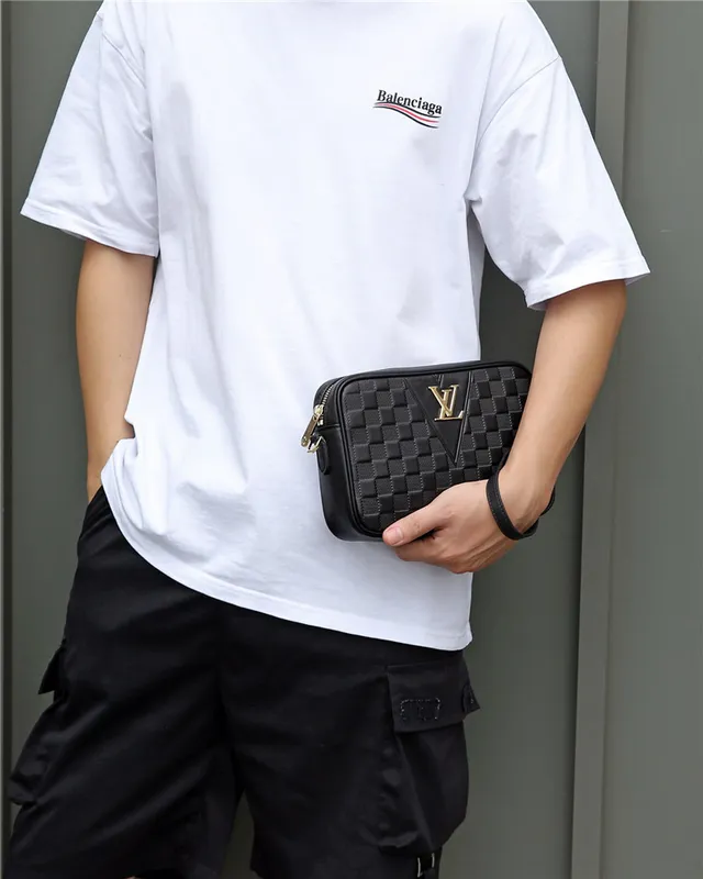 Louis Vuitton কালো সোনার কোয়াড্রিল্ড চেকারবোর্ড চামড়ার ত্রিভুজাকার LV লোগো প্লেক মেসেঞ্জার ব্যাগ 7
