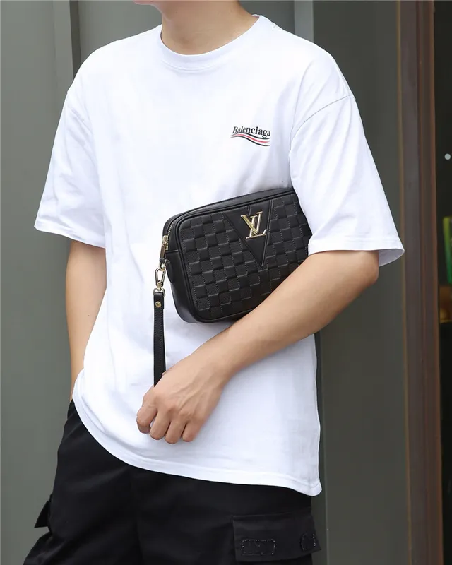 Louis Vuitton কালো সোনার কোয়াড্রিল্ড চেকারবোর্ড চামড়ার ত্রিভুজাকার LV লোগো প্লেক মেসেঞ্জার ব্যাগ 8