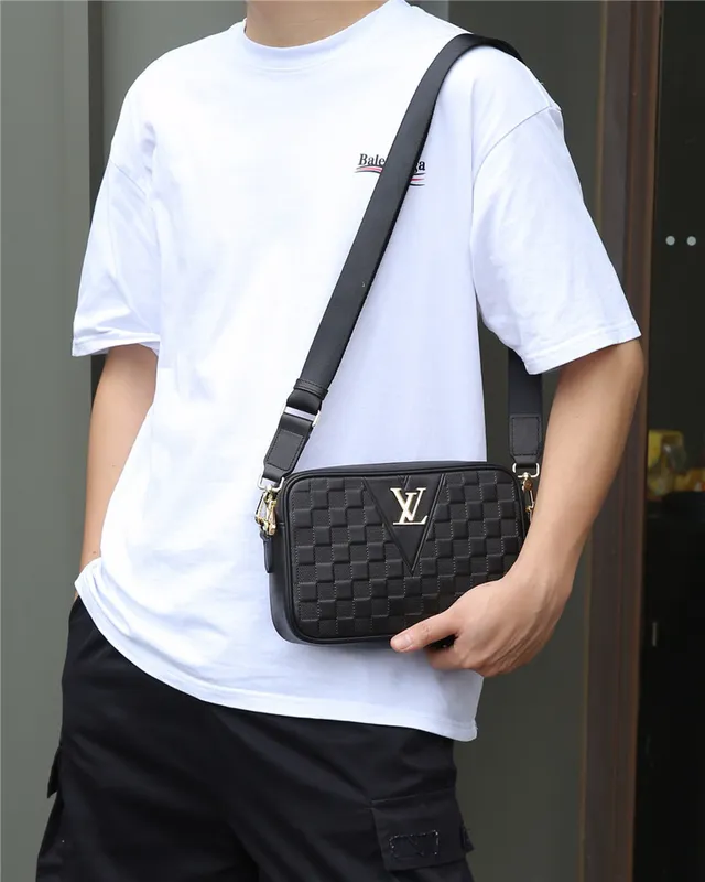 Louis Vuitton কালো সোনার কোয়াড্রিল্ড চেকারবোর্ড চামড়ার ত্রিভুজাকার LV লোগো প্লেক মেসেঞ্জার ব্যাগ 9