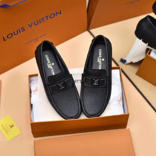 Louis Vuitton काला पेबल्ड लेदर LV बकल लोफर्स