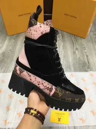 路易威登黑色粉色厚底混合材质鞋面踝靴 3