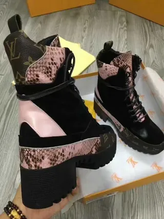 路易威登黑色粉色厚底混合材质鞋面踝靴 4