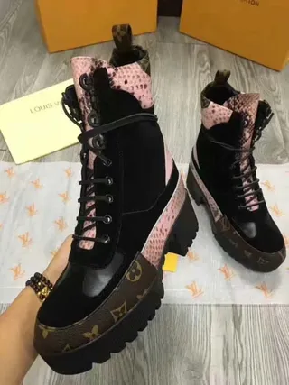 路易威登黑色粉色厚底混合材质鞋面踝靴 5