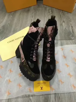 路易威登黑色粉色厚底混合材质鞋面踝靴 6