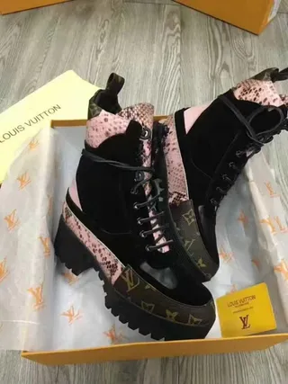 路易威登黑色粉色厚底混合材质鞋面踝靴 7