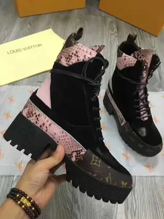 路易威登黑色粉色厚底混合材质鞋面踝靴 8