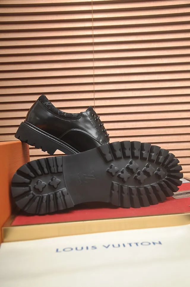 路易威登黑色抛光皮革尖头牛津鞋 3