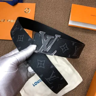 Louis Vuitton काला चाँदी मोनोग्राम-कोटेड ओवरसाइज्ड पॉलिश्ड LV बकल लेदर बेल्ट