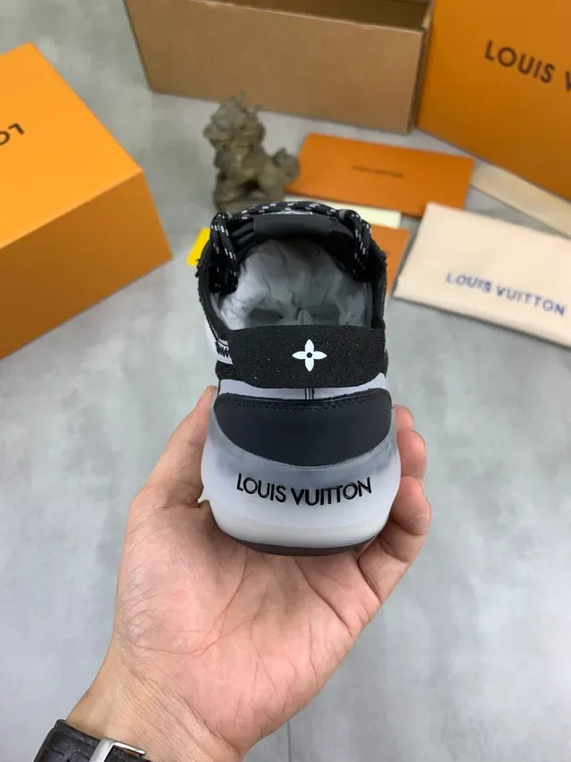 Louis Vuitton Noir Blanc Panneaux Géométriques Couturés Maille et Superposition Synthétique Sneakers Lifestyle 3