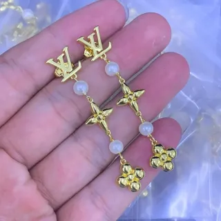 أقراط Louis Vuitton Blossom ذهبي أبيض بتفاصيل اللؤلؤ