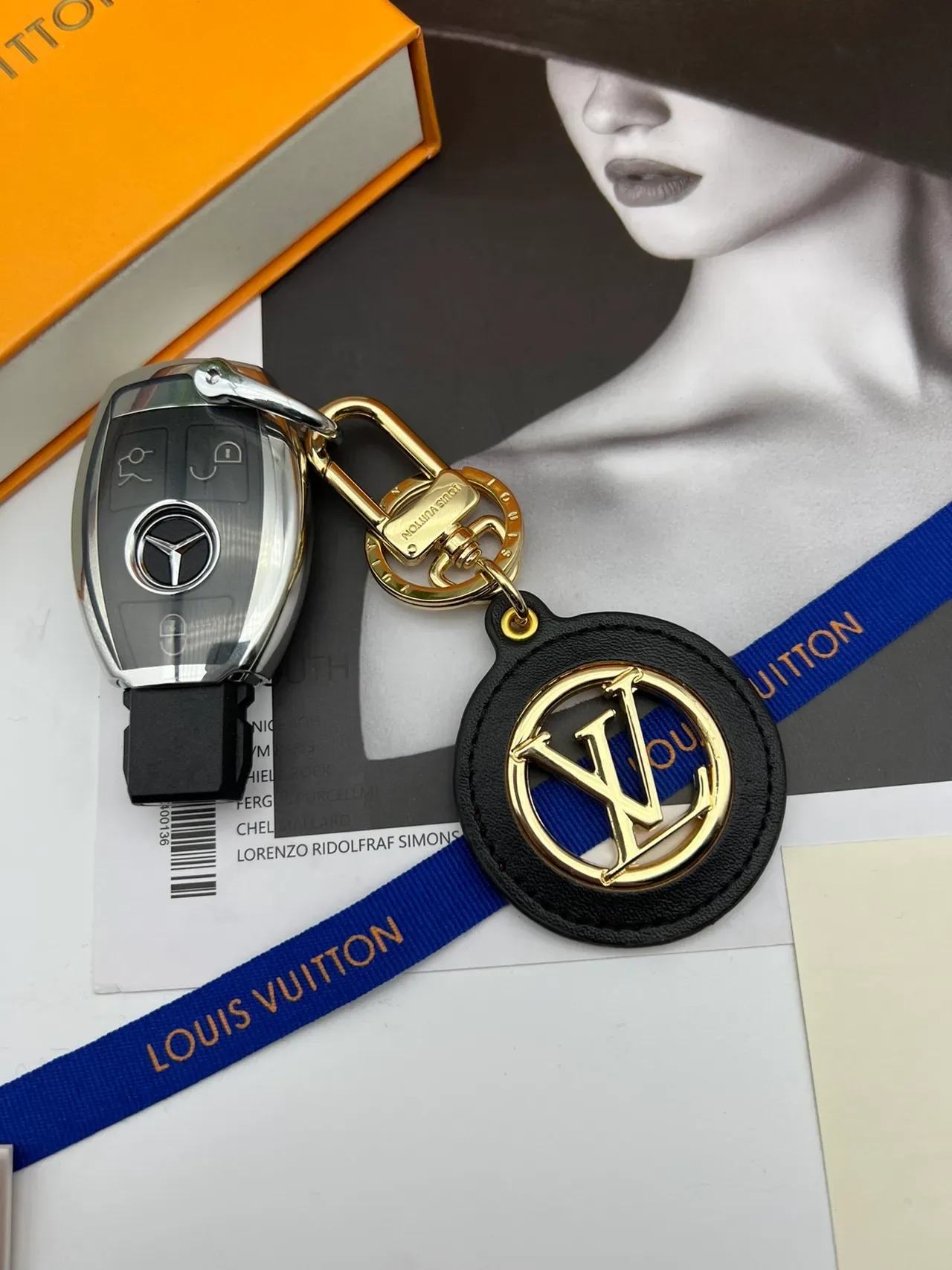 Louis Vuitton 圆形钥匙扣 红色金色 圆形皮革 花押 手袋 3