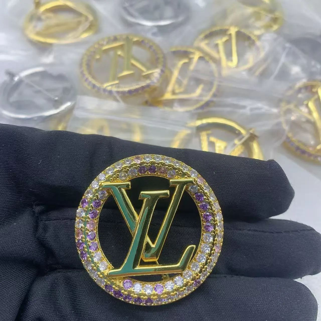 Louis Vuitton সার্কুলার প্যাভ LV Monogram ব্রোচ 2