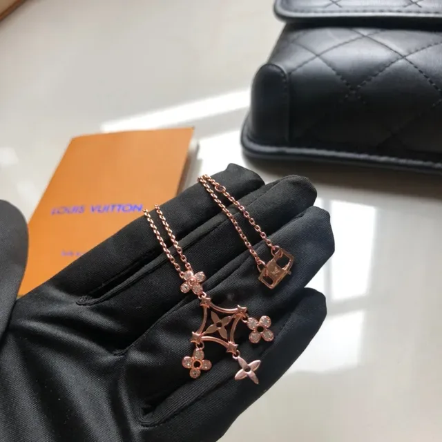 Louis Vuitton Dentelle de Diamants Pingente de Diamantes em Ouro Rosa 6