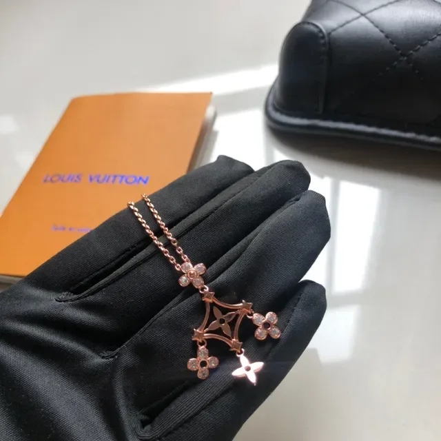 Louis Vuitton Dentelle de Diamants Pingente de Diamantes em Ouro Rosa 7