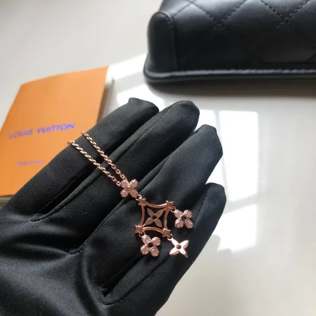Louis Vuitton Dentelle de Diamants Pingente de Diamantes em Ouro Rosa 8