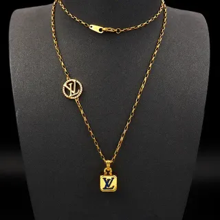 Louis Vuitton Colar com Corrente Dourada e Duplo Pendente