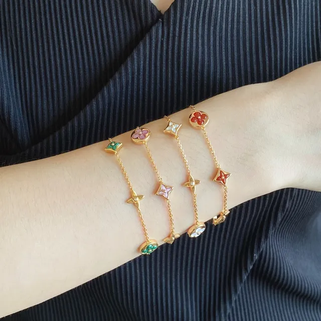 Louis Vuitton Cinco Flores Pulseiras Charme Esmaltado Dourado 8