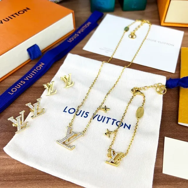 Louis Vuitton Corrente Transparente em Ouro com Cristais Pavé e Monograma LV 4