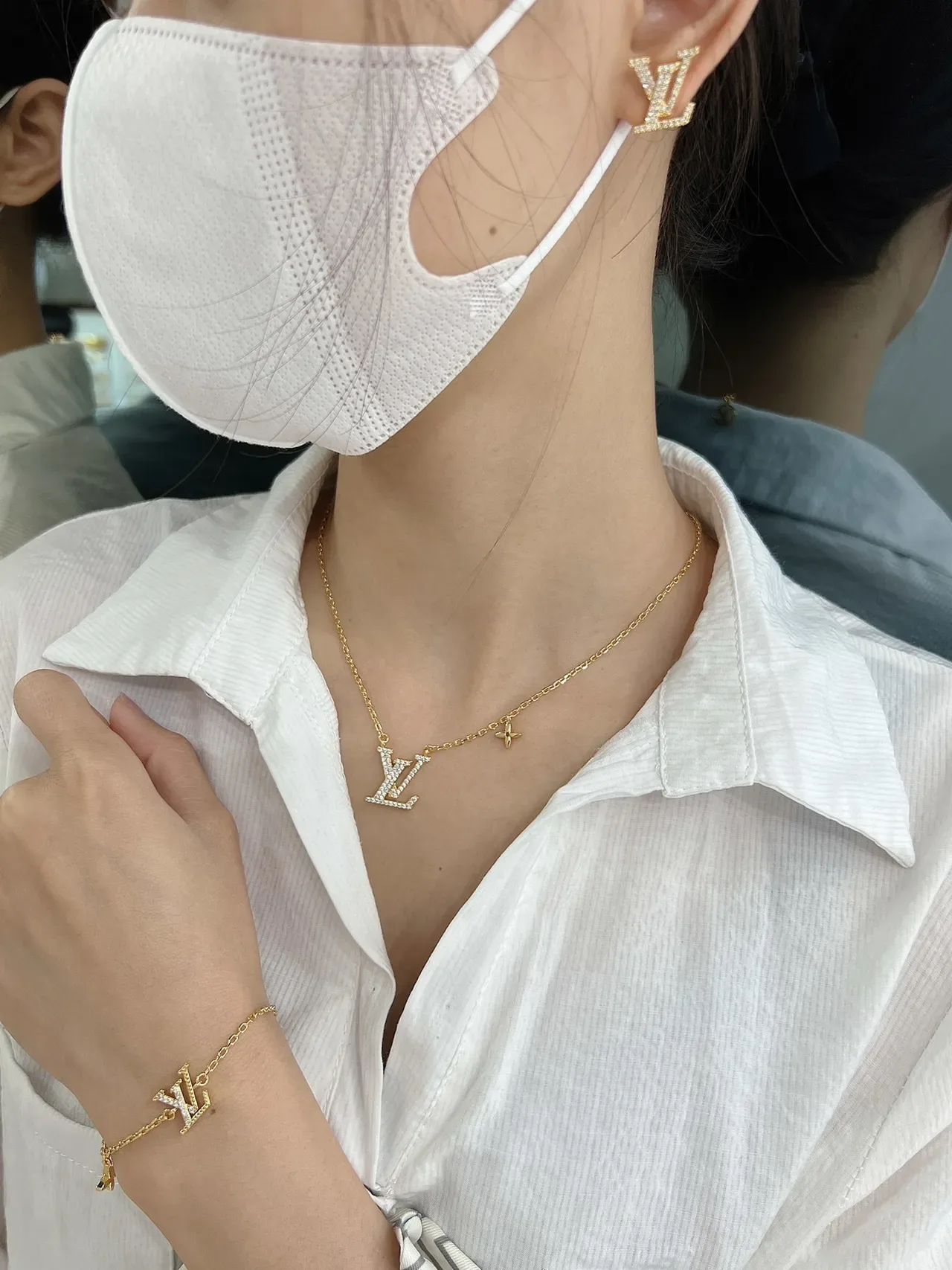 Louis Vuitton Corrente Transparente em Ouro com Cristais Pavé e Monograma LV 6
